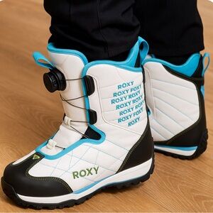 Roxy Women’s Snow Boots with Teal and Black Accents
